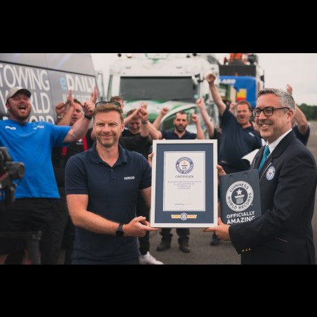 IVECO eDaily tows over 153 tonnes to claim GUINNESS WORLD RECORDS™ title for ‘heaviest weight towed by an electric van’