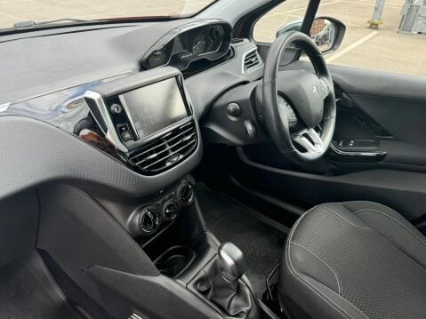 Peugeot 208 1.2 PureTech Allure Premium Euro 6 5dr 36