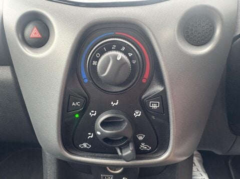 Toyota Aygo 1.0 VVT-i x-play Euro 6 5dr 29