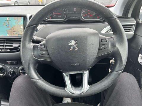 Peugeot 208 1.2 208 Style 3dr 6