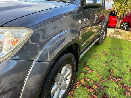 Toyota Hilux 3.0 D-4D Invincible Auto 4WD 4dr 35