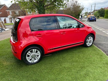 Volkswagen Up 1.0 Up by Beats 3dr 21