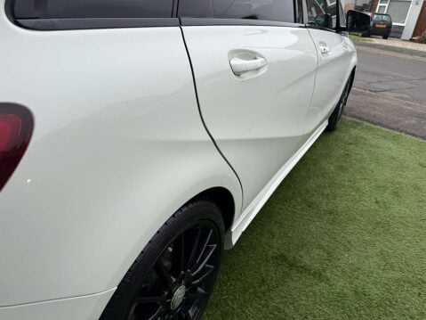 Mercedes-Benz B Class 2.1 B 200 AMG Line Premium D Auto 5dr 27