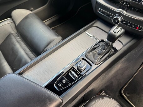 Volvo XC60 2.0 T5 R-Design Auto AWD Euro 6 (s/s) 5dr 17