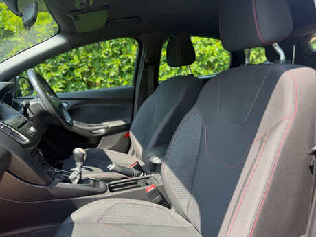 Ford Focus 1.0T EcoBoost ST-Line Euro 6 (s/s) 5dr 27