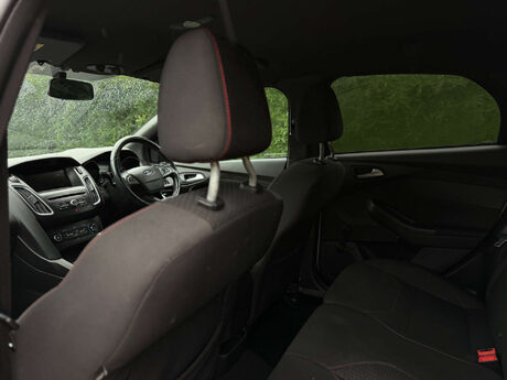 Ford Focus 1.0 Focus ST-Line 5dr 33