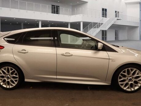 Ford Focus 1.0 Focus ST-Line 5dr 9
