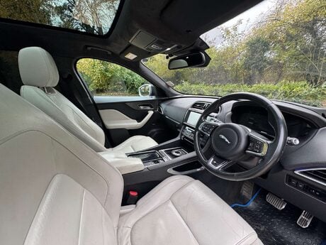 Jaguar F-Pace 3.0 F-Pace V6 First Edition AWD D Auto 4WD 5dr 34