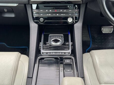 Jaguar F-Pace 3.0 F-Pace V6 First Edition AWD D Auto 4WD 5dr 2