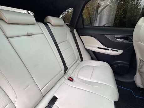Jaguar F-Pace 3.0 F-Pace V6 First Edition AWD D Auto 4WD 5dr 1