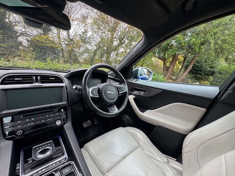 Jaguar F-Pace 3.0 F-Pace V6 First Edition AWD D Auto 4WD 5dr 43