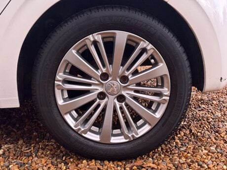 Peugeot 208 1.2 208 Signature PureTech S/S 5dr 15