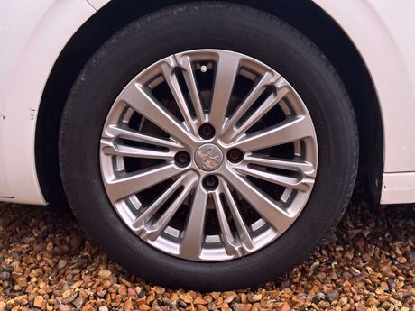 Peugeot 208 1.2 208 Signature PureTech S/S 5dr 33