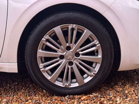 Peugeot 208 1.2 208 Signature PureTech S/S 5dr 35