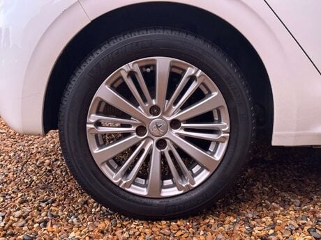Peugeot 208 1.2 208 Signature PureTech S/S 5dr 17