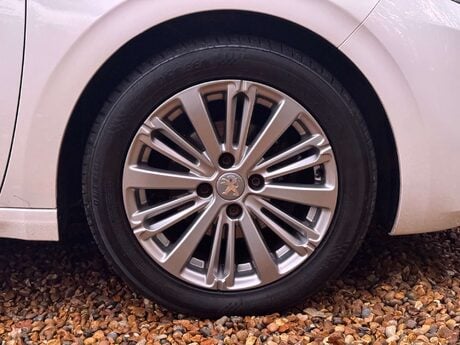 Peugeot 208 1.2 208 Signature PureTech S/S 5dr 16