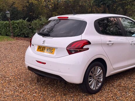 Peugeot 208 1.2 208 Signature PureTech S/S 5dr 3