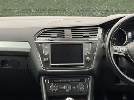 Volkswagen Tiguan 2.0 Tiguan SE Nav TDI BlueMotion Technology 4Motion 4WD 5dr 16