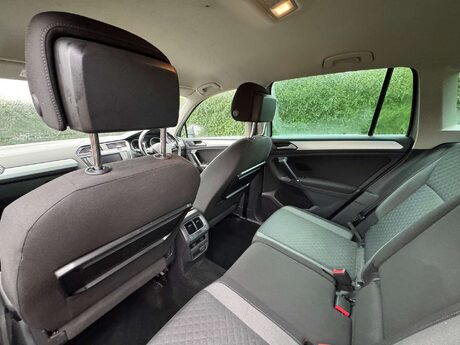 Volkswagen Tiguan 2.0 Tiguan SE Nav TDI BlueMotion Technology 4Motion 4WD 5dr 40