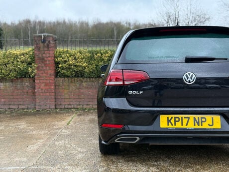 Volkswagen Golf 2.0 Golf R-Line TDI BlueMotion Technology Semi-Auto 5dr 17