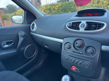 Renault Clio 1.4 Clio Dynamique 3dr 21