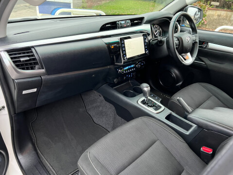 Toyota Hilux INVINCIBLE 4WD D-4D DCB 90,000 Miles 9