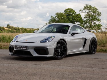 Porsche 718 CAYMAN GT4 1