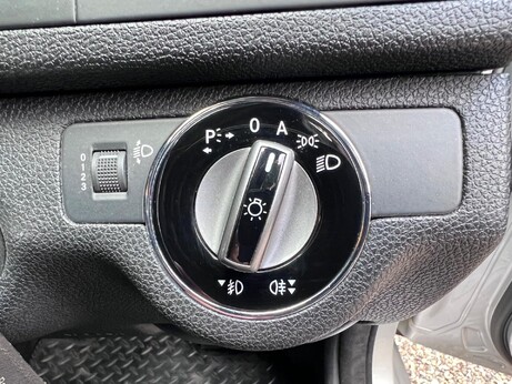 Mercedes-Benz C Class 2.1 C220 CDI BlueEfficiency Elegance Auto Euro 5 4dr 27
