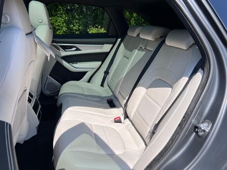 Jaguar F-Pace 2.0 D200 MHEV R-Dynamic SE Auto AWD Euro 6 (s/s) 5dr 28