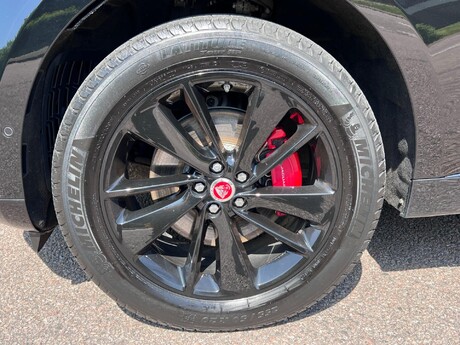Jaguar F-Pace 2.0 D200 MHEV R-Dynamic SE Auto AWD Euro 6 (s/s) 5dr 46