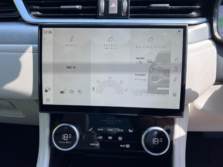 Jaguar F-Pace 2.0 D200 MHEV R-Dynamic SE Auto AWD Euro 6 (s/s) 5dr 81