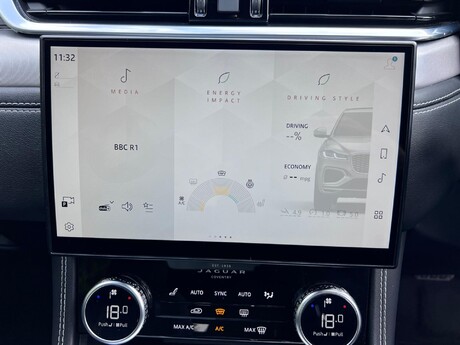 Jaguar F-Pace 2.0 D200 MHEV R-Dynamic SE Auto AWD Euro 6 (s/s) 5dr 74