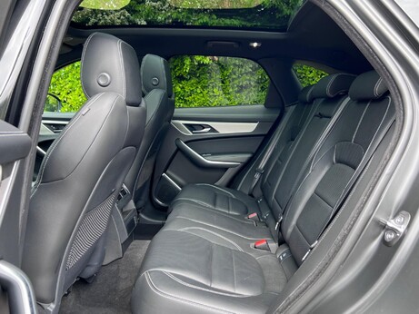 Jaguar F-Pace 2.0 D200 MHEV R-Dynamic SE Auto AWD Euro 6 (s/s) 5dr 28