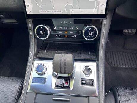 Jaguar F-Pace 2.0 D200 MHEV R-Dynamic SE Auto AWD Euro 6 (s/s) 5dr 17