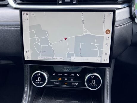 Jaguar F-Pace 2.0 D200 MHEV R-Dynamic SE Auto AWD Euro 6 (s/s) 5dr 15