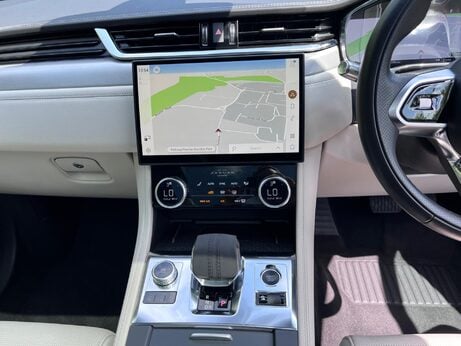 Jaguar F-Pace 2.0 D200 MHEV R-Dynamic SE Auto AWD Euro 6 (s/s) 5dr 15