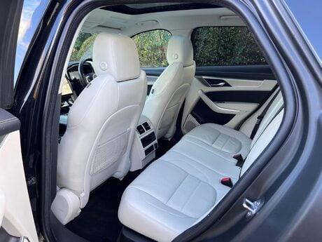 Jaguar F-Pace 2.0 D200 MHEV R-Dynamic SE Auto AWD Euro 6 (s/s) 5dr 34