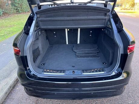 Jaguar F-Pace 2.0 D200 MHEV R-Dynamic SE Auto AWD Euro 6 (s/s) 5dr 44