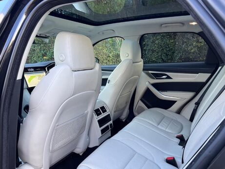 Jaguar F-Pace 2.0 D200 MHEV R-Dynamic SE Auto AWD Euro 6 (s/s) 5dr 28