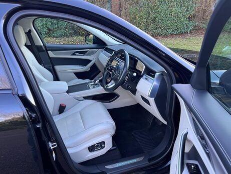 Jaguar F-Pace 2.0 D200 MHEV R-Dynamic SE Auto AWD Euro 6 (s/s) 5dr 9