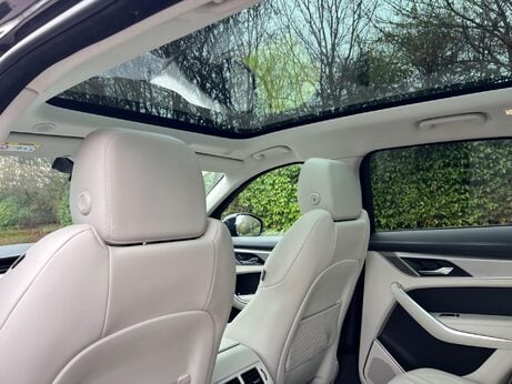 Jaguar F-Pace 2.0 D200 MHEV R-Dynamic SE Auto AWD Euro 6 (s/s) 5dr 28