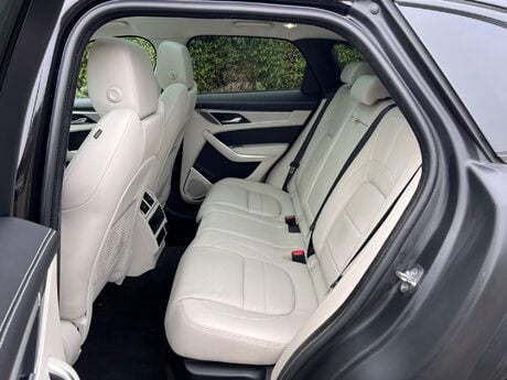 Jaguar F-Pace 2.0 D200 MHEV R-Dynamic SE Auto AWD Euro 6 (s/s) 5dr 34