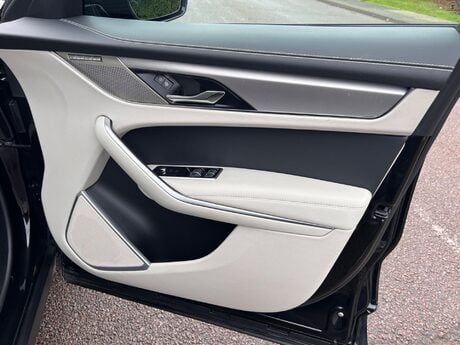 Jaguar F-Pace 2.0 D200 MHEV R-Dynamic SE Auto AWD Euro 6 (s/s) 5dr 27