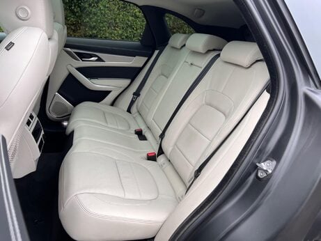 Jaguar F-Pace 2.0 D200 MHEV R-Dynamic SE Auto AWD Euro 6 (s/s) 5dr 31