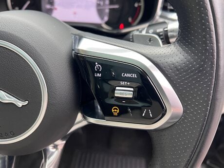 Jaguar F-Pace 2.0 D200 MHEV R-Dynamic SE Auto AWD Euro 6 (s/s) 5dr 13