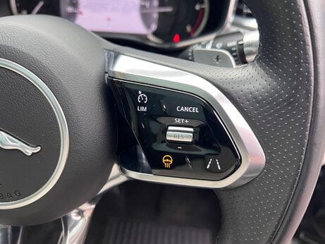 Jaguar F-Pace 2.0 D200 MHEV R-Dynamic SE Auto AWD Euro 6 (s/s) 5dr 9