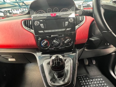 Chrysler Ypsilon 1.2 Black&Red Euro 5 (s/s) 5dr 11