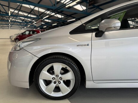 Toyota Prius 1.8 VVT-h T Spirit CVT Euro 5 (s/s) 5dr 17