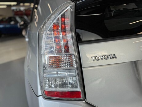 Toyota Prius 1.8 VVT-h T Spirit CVT Euro 5 (s/s) 5dr 81