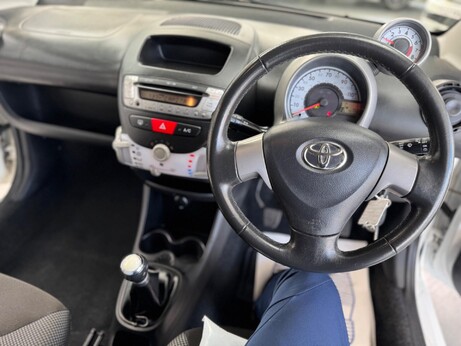 Toyota Aygo 1.0 VVT-i Fire Euro 5 5dr 23
